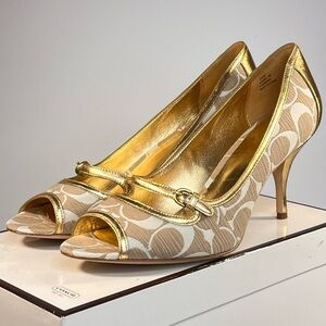 NIB Coach Hayes Khaki Signature Canvas/Gold Leather Peep Toe Heels Sz 9